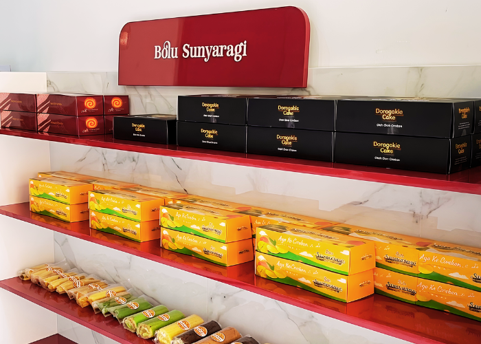 Aneka oleh-oleh khas Cirebon Bolu Sunyaragi dan Dorayaki dalam kemasan